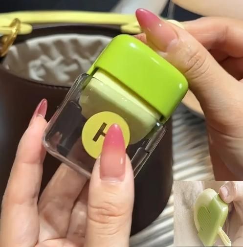 🧼 Manual Mini Lint Roller – Reusable Hair & Dust Remover